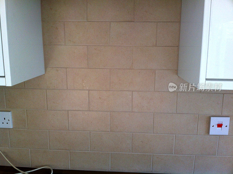 米色厨房砖的图像，砖效果的浅棕色石头/瓷砖